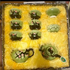 YU Brand new in beautiful yellow cushion box Tea set